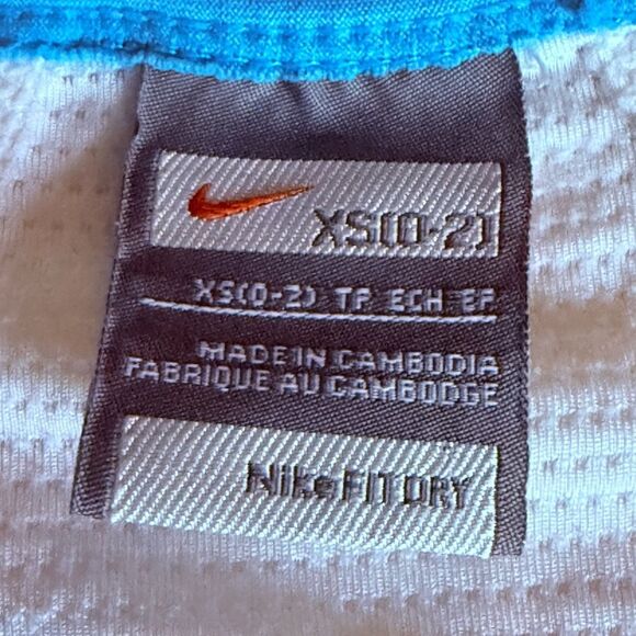 Nike Dri-Fit Woman’s V Neck Sleeveless Tennis Top White/Turquoise Trim. Size XS. - Picture 4 of 4